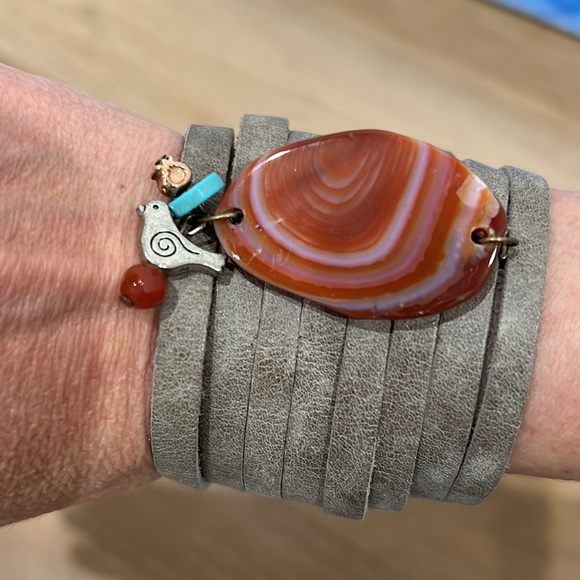 Leather cuff with carnelian stone, silver bird and pomegranate one of a kind - Picture 3 of 3